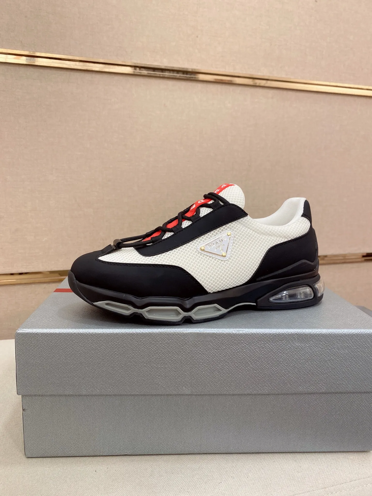 Factory price 660💰 ✔️✔️✔️High version High-quality new PRADA (Prada) counters are on the market at the same time, new men's shoes, 😘fabrics imported first-layer cowhide and mesh fabrics, purely handmade. Lining: Full cowhide lining. 👍🏿 High-end ☄️ air-cushion molded anti-slip rubber outsole, exquisite lines, simple and elegant, comfortable and high-end for leisure travel. Code number: 38 to 45